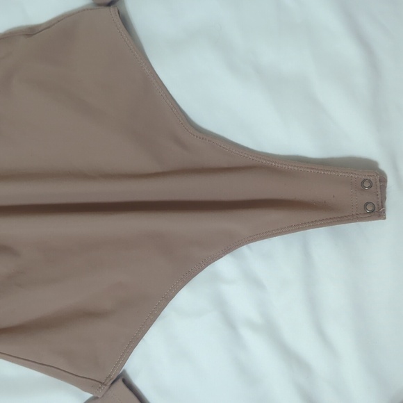 A&F Long Sleeve Double Layered Seamless Cutout Bodysuit, Color Tan Size S - Picture 8 of 16